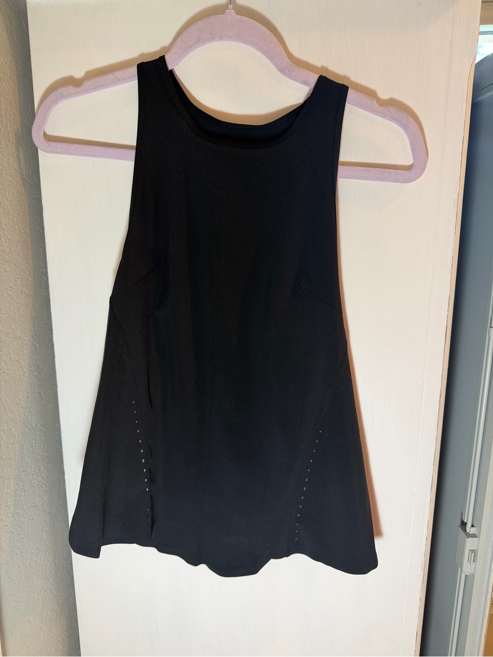 Lululemon Size 2 Black Tank Lightweight Reflective Details Open Back Lululemon!